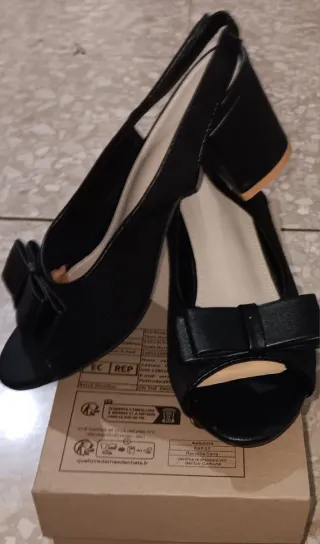 Zapatos de tacón negros con lazo