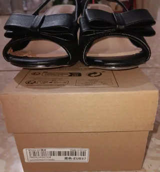 Zapatos de tacón negros con lazo