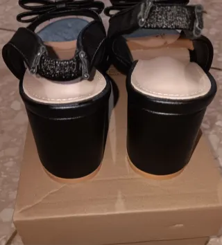 Zapatos de tacón negros con lazo