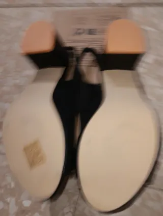 Zapatos de tacón negros con lazo