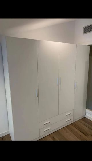 Armario modular beige y blanco
