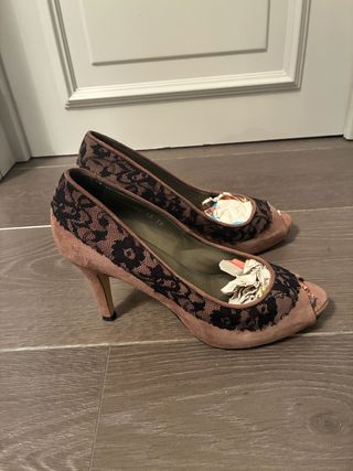 Tacones BOCH peep toe nude con encaje negro T39