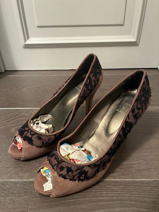 Tacones BOCH peep toe nude con encaje negro T39