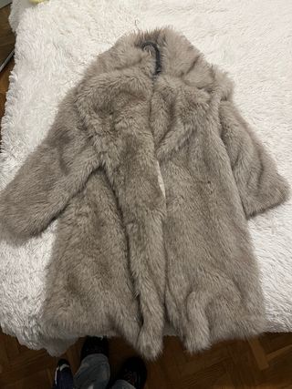 Abrigo de pelo beige y gris
