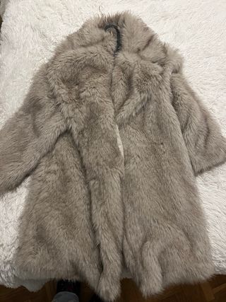 Abrigo de pelo beige y gris