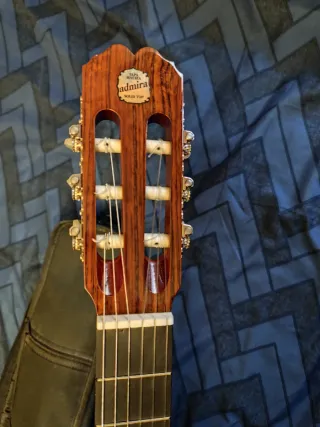 Guitarra Admira María con funda