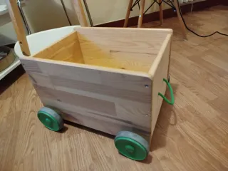 Caja de madera con ruedas y juguetes