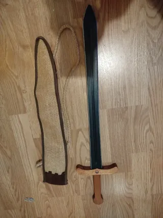 Caja de madera con ruedas y juguetes