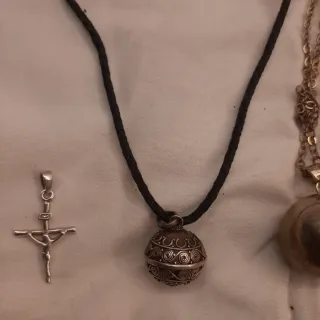 Collar con colgantes cruz y esfera plata