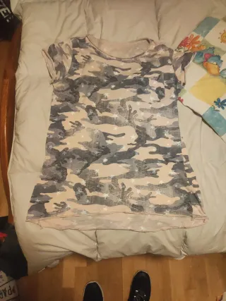 Camiseta militar rosa con estrellas