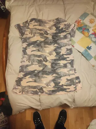 Camiseta militar rosa con estrellas