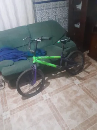 Bicicleta BMX Verde y Morada
