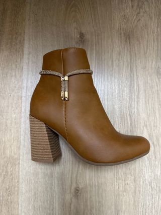 Botines tacón camel con adornos