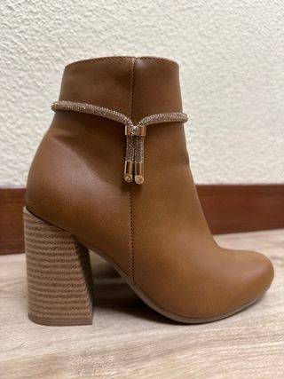 Botines tacón camel con adornos