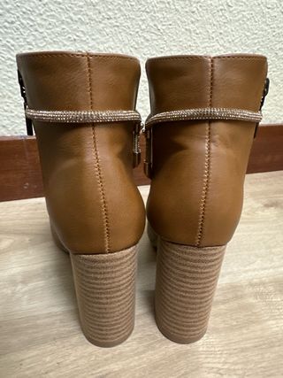 Botines tacón camel con adornos