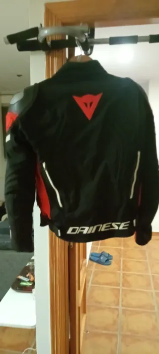 Chaqueta de moto Dainese negra y roja