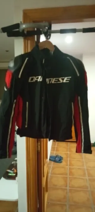 Chaqueta de moto Dainese negra y roja