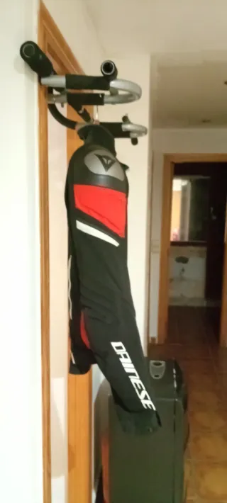 Chaqueta de moto Dainese negra y roja