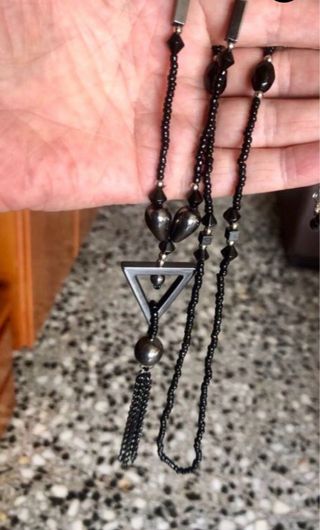 Collar de hematites, azabache y cadenas