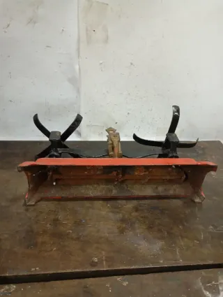 LIQUIDACIÓN 2026 Balanza antigua de hierro roja