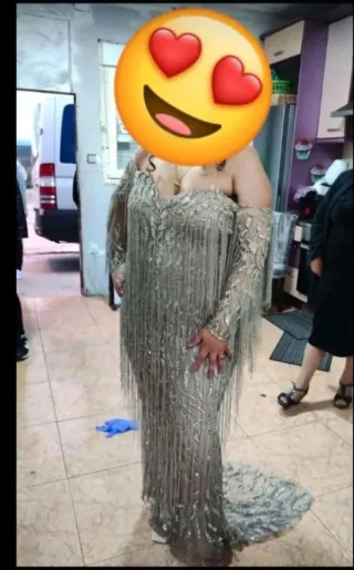 Vestido de fiesta plateado con flecos