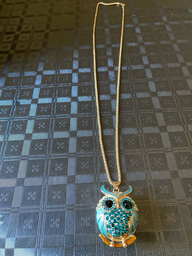 Collar Betsey Johnson búho azul y dorado