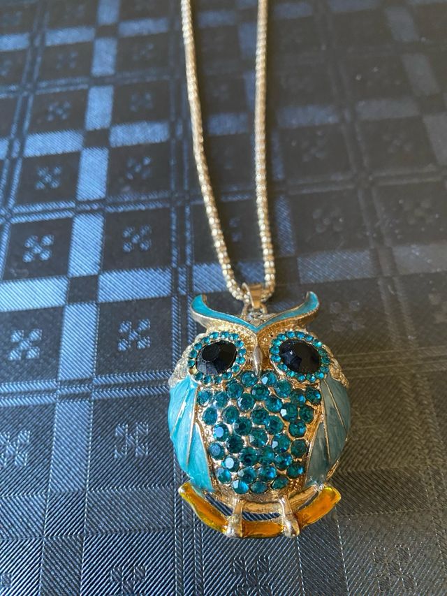Collar Betsey Johnson búho azul y dorado