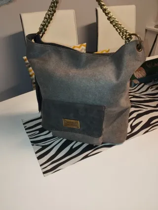 Bolso de mujer gris con cadena
