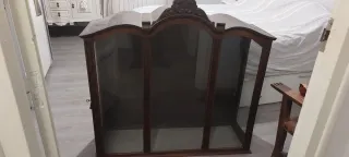 Vitrina antigua de madera y cristal