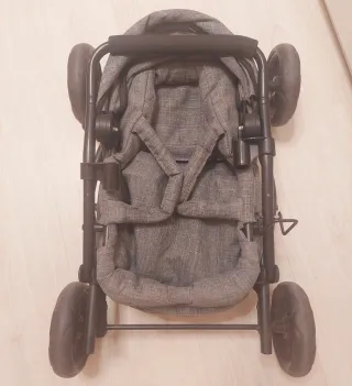 Carrito de bebé de juguete gris