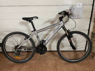 Bicicleta montaña cadete Rockrider Plata