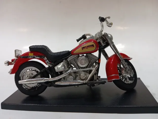 Moto Harley Davidson 1948 FLST Heritage Softail ev