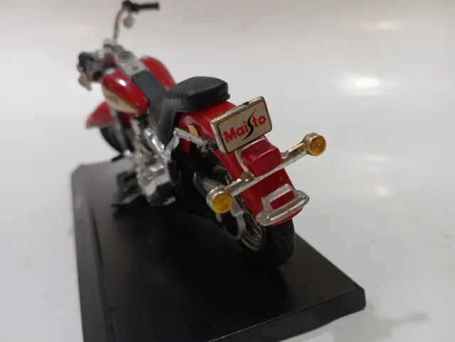 Moto Harley Davidson 1948 FLST Heritage Softail ev