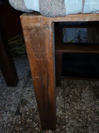 Mesa de comedor de cristal y cortén