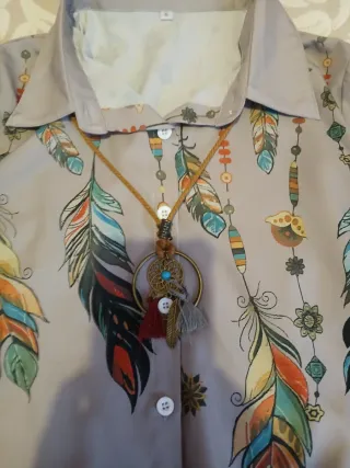 Camisa de mujer con estampado de plumas