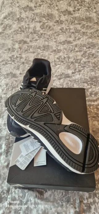 Zapatillas Adidas Negras y Blancas