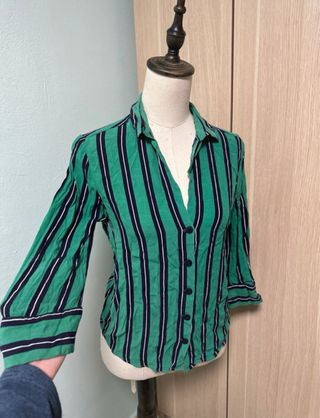 Camiseta verde con rayas negras y botones