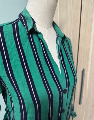 Camiseta verde con rayas negras y botones