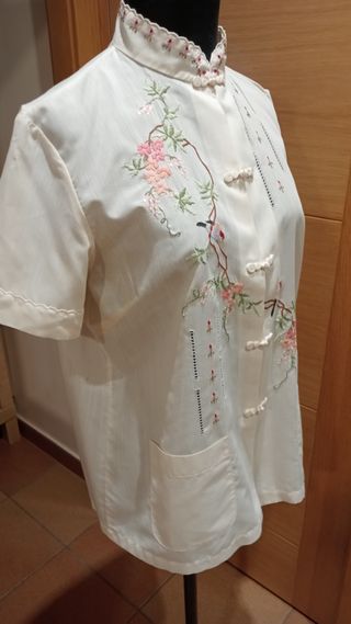 Blusa bordada a mano estilo oriental