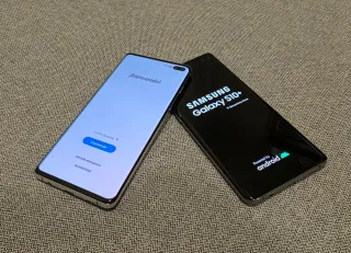 Due Samsung Galaxy S10+ (Bianco e Nero)