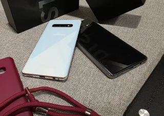 Due Samsung Galaxy S10+ (Bianco e Nero)