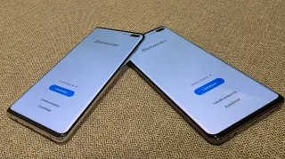 Due Samsung Galaxy S10+ (Bianco e Nero)