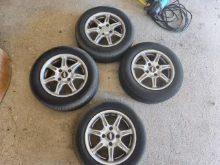 4 ruedas con llantas Ford Focus