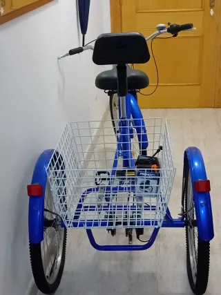 Triciclo azul como nuevo Se regala inflador ..