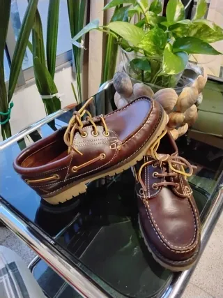 Zapatos náuticos de cuero marrón,