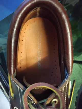 Zapatos náuticos de cuero marrón,