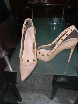 Zapatos de tacón beige y dorado con tachuelas