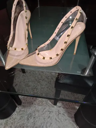 Zapatos de tacón beige y dorado con tachuelas