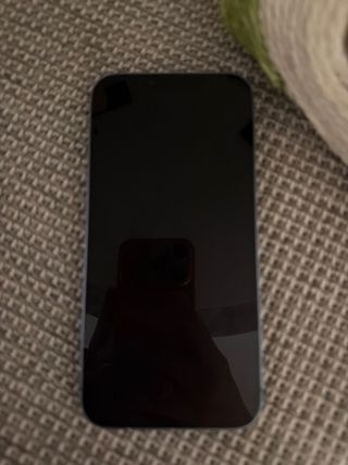 iPhone 14 Plus con custodia e caricabatterie