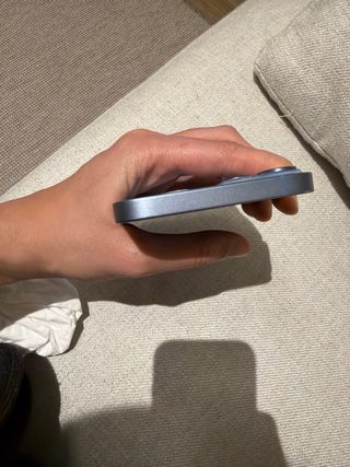 iPhone 14 Plus con custodia e caricabatterie